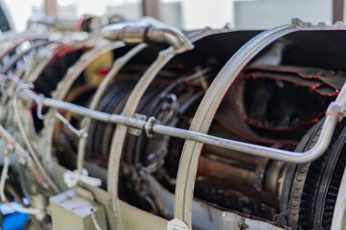 Savaş uçaklarının eski jet motorları.