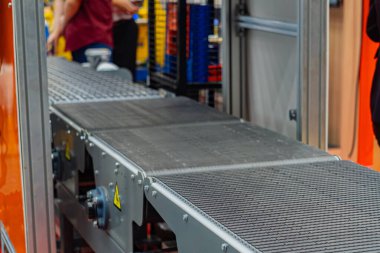 Bir imalat fabrikasında taşıma bantları üretim hattı.