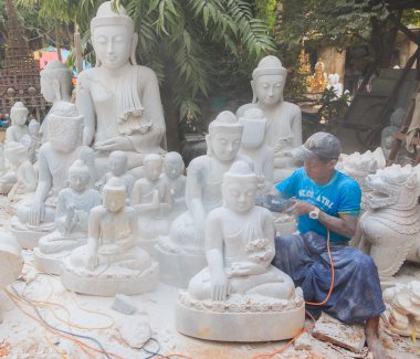 Carver'ın aracı ve Buda heykelleri ile