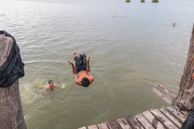 Myanmar çocuklar suda oynarken