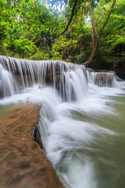 Erawan waterval in thailand — Stockfoto