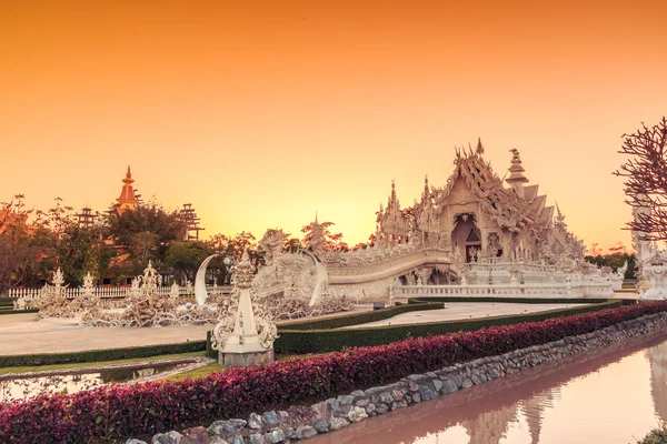 Temple wat rong khun — Photo