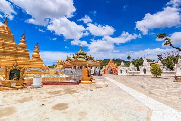 Punto di riferimento Kuthodaw tempio — Foto Stock