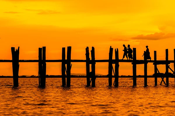 U Bein Bridge vid solnedgången — Stockfoto