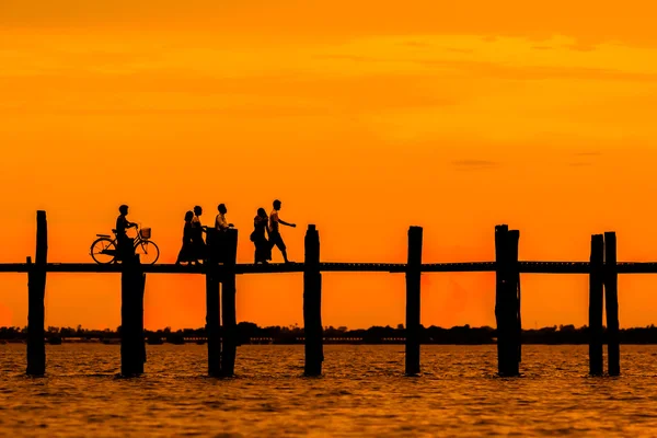 U Bein Bridge vid solnedgången — Stockfoto