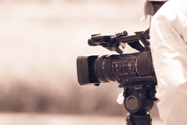 Cameraman met videocamera — Stockfoto