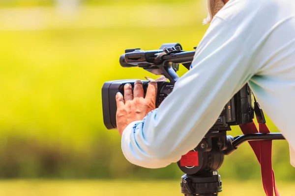 Cameraman met videocamera — Stockfoto