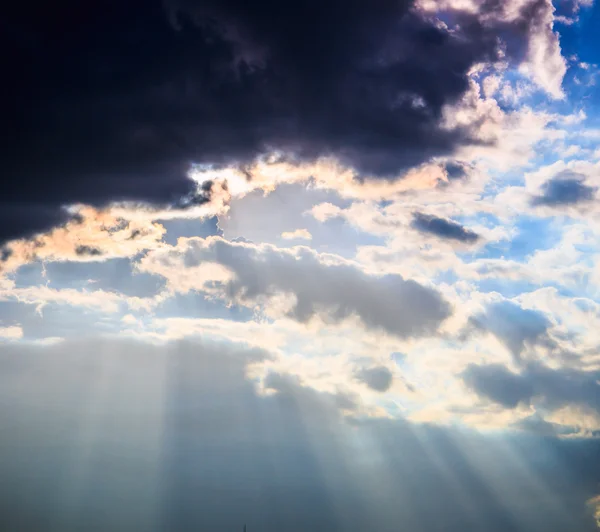 Lichtstrahlen, die durch Wolken scheinen — Stockfoto