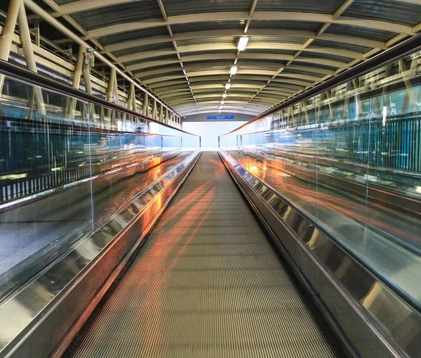 Escada rolante no edifício do aeroporto — Fotografia de Stock