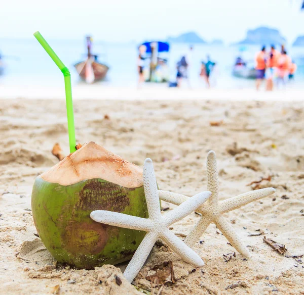 Kokosnoot drankje met starfish — Stockfoto