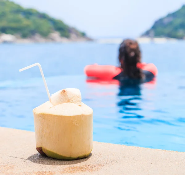 Kokosnoot drinken over zwembad — Stockfoto