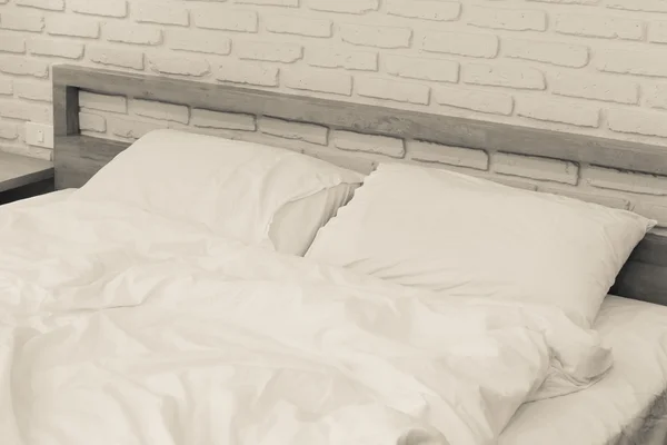 Obäddade säng med kuddar — Stockfoto