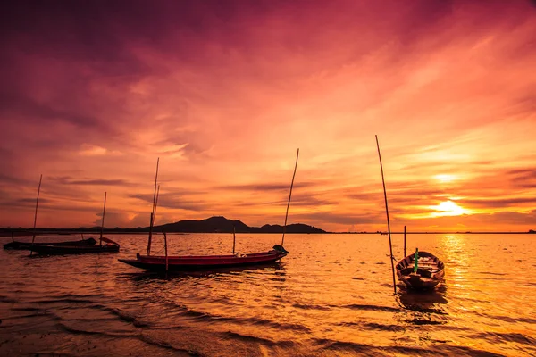 Coucher de soleil en mer et bateaux — Photo