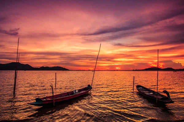 Zachód słońca w morzu i łodzi — Zdjęcie stockowe