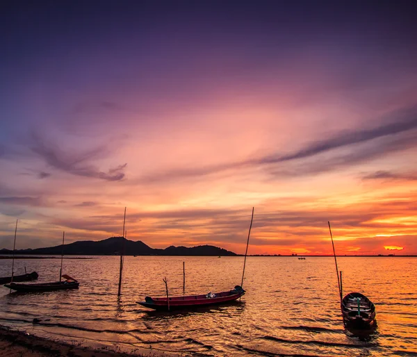 Pôr do sol no mar e barcos — Fotografia de Stock