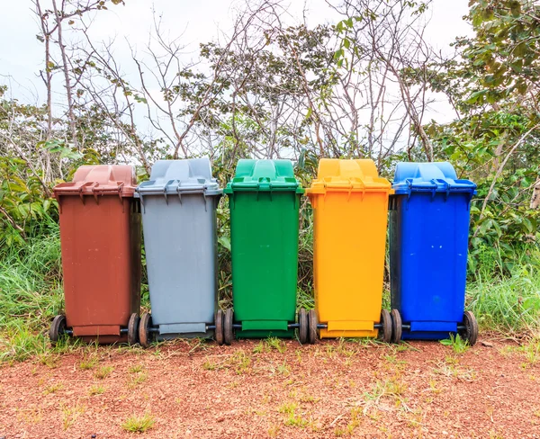 Contenitori di riciclaggio dei rifiuti — Foto Stock