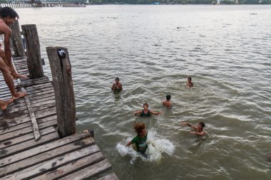Myanmar çocuklar suda oynarken