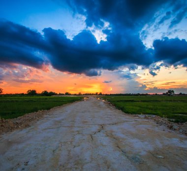 Mavi gökyüzü günbatımı