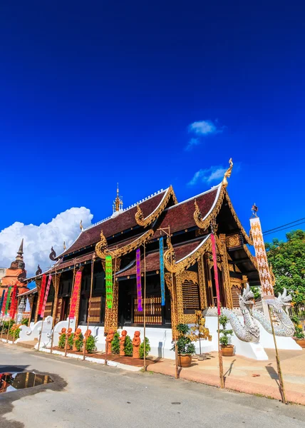 Oude houten tempel in chiang — Stockfoto
