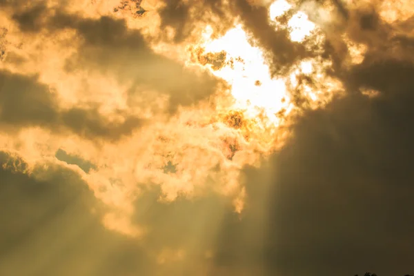 Ακτίνες του φωτός που λάμπει μέσα από τα σύννεφα — Φωτογραφία Αρχείου