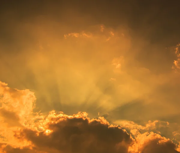 Rayons de lumière brillants à travers les nuages — Photo