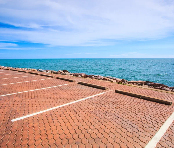 Парковка на берегу моря — стоковое фото
