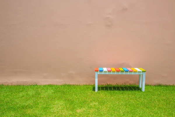 Cadeira na grama verde — Fotografia de Stock