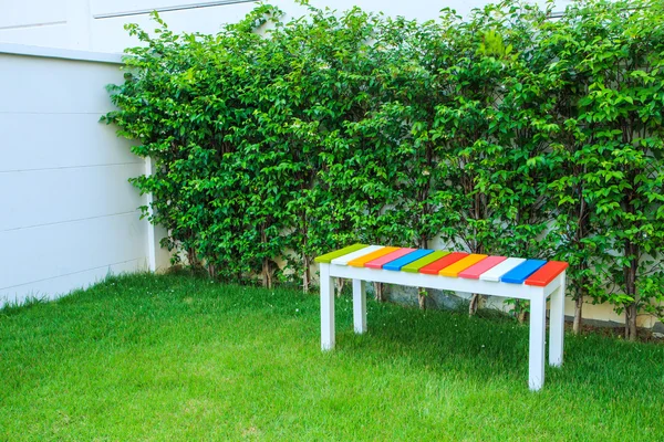 Židle na zelené trávě — Stock fotografie