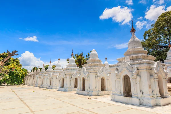 Landmark Kuthodaw tempel op Mandalay stad van Myanmar Birma — Stockfoto