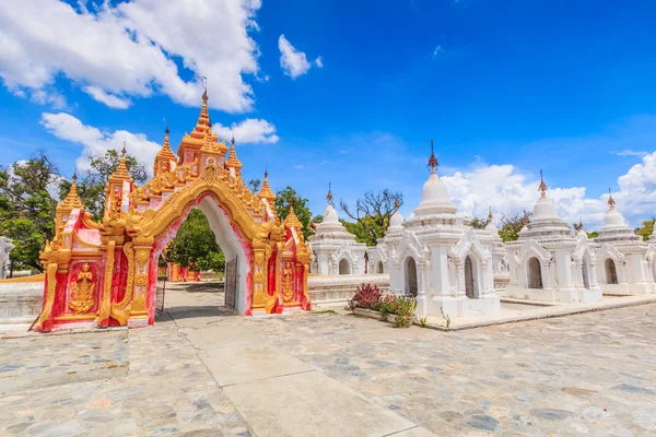 Landemerke Kuthodaw tempel i Mandalay by – stockfoto