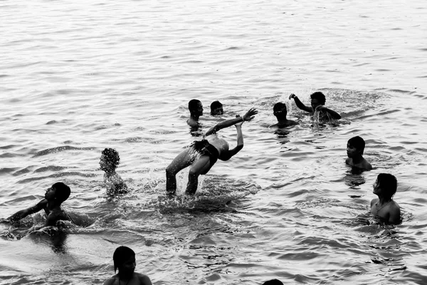 Myanmar Kinder spielen im Wasser — Stockfoto