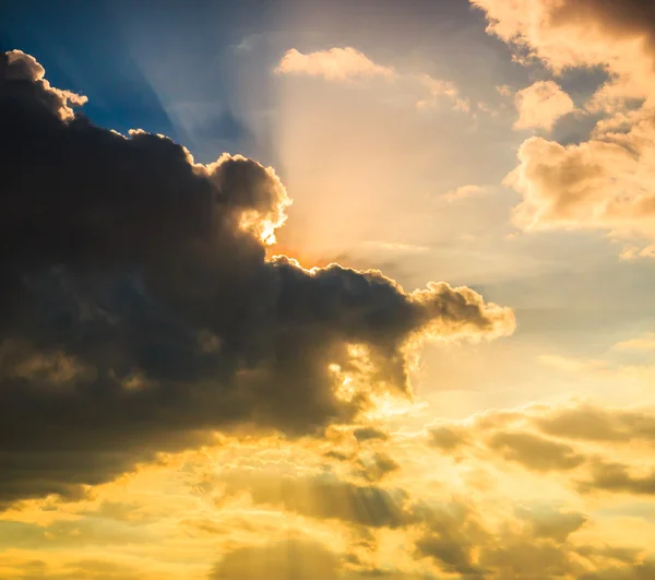 Promienie światła wpadające przez chmury — Zdjęcie stockowe