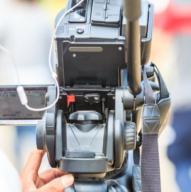 videocamera ile çalışan adam