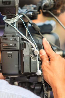 videocamera ile çalışan adam
