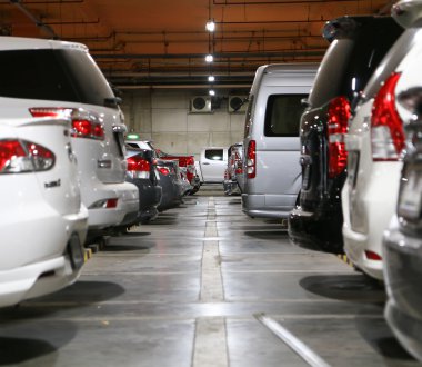 Arabalarla yeraltı otoparkı