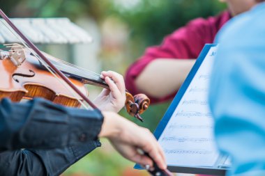 müzisyenler müzik çalma