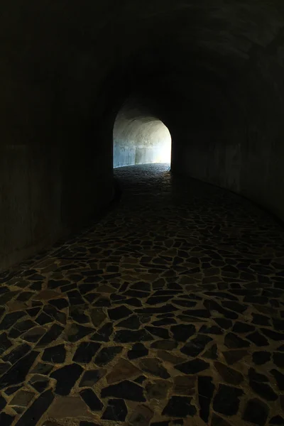 Tunnel pedonale in pietra — Foto Stock