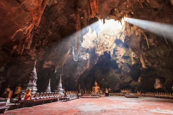 Mağarada antik Buda heykeli — Stok fotoğraf