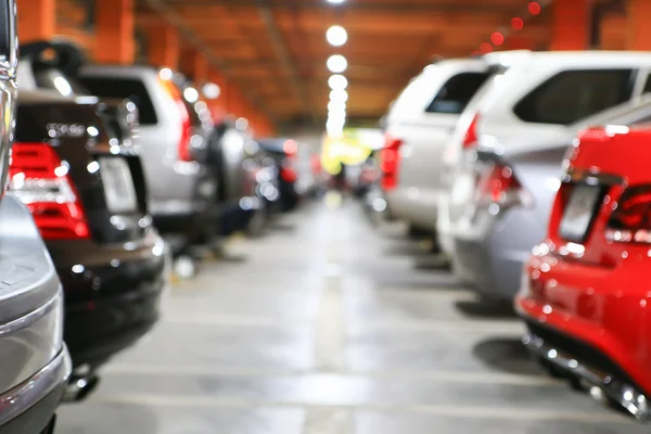 Estacionamiento desenfocado con coches —  Fotos de Stock