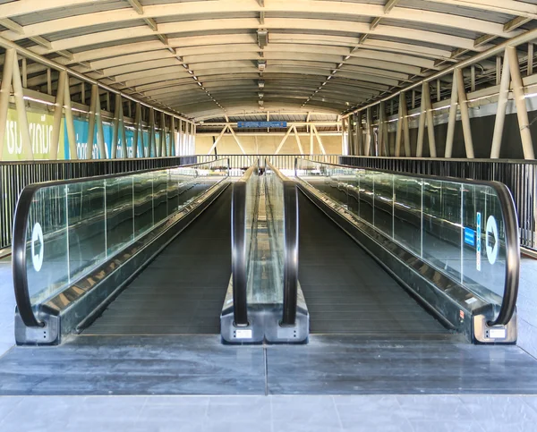 Scala mobile nell'edificio dell'aeroporto — Foto Stock