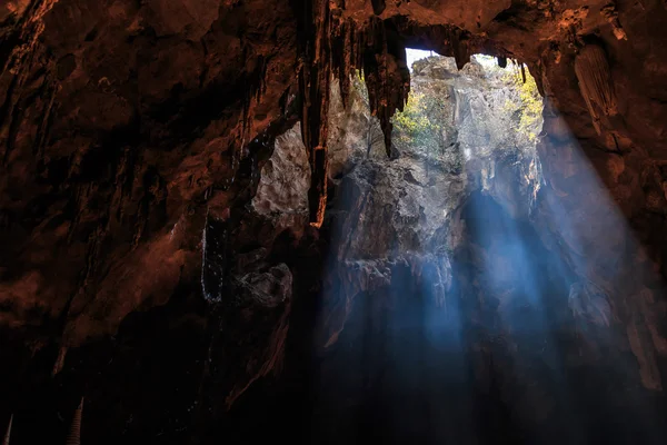 Gruta e raios de sol — Fotografia de Stock