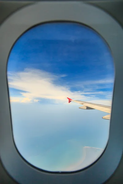 Vliegtuigvleugel uit raam — Stockfoto