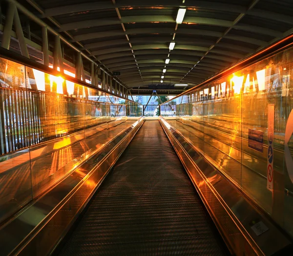 Escalator dans le bâtiment de l'aéroport — Photo