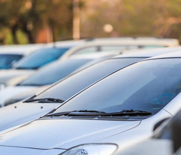 Coches aparcados en fila —  Fotos de Stock