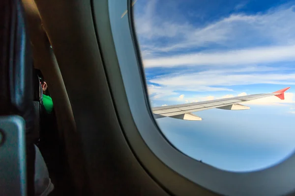 Aile d'avion par la fenêtre — Photo