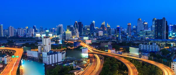 Bangkok cityscape alacakaranlıkta — Stok fotoğraf