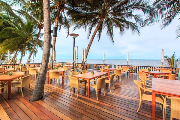 Complejo restaurante sobre la playa — Foto de Stock