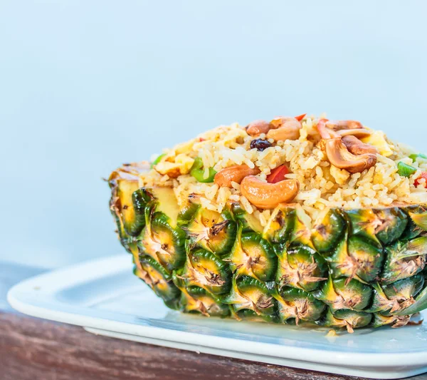 Salada de abacaxi com arroz frito — Fotografia de Stock