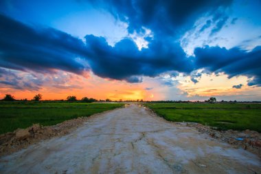 yol üzerinde bulutlu gün batımı