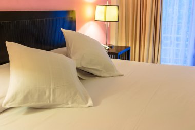 modern otel yatak odası